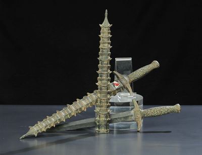 Due Spade in Bronzo con Foderi a Forma di Pagoda, Cina