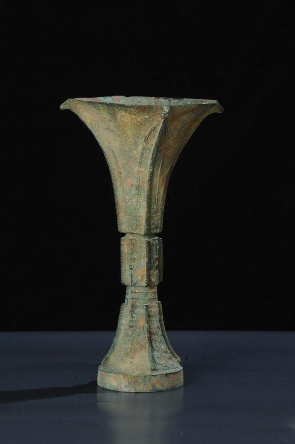 Raro calice per vino GU in bronzo riferibile alla dinastia Shang (1765-1122 a.C.)