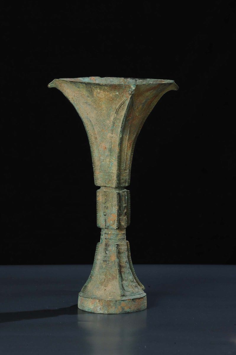 Raro calice per vino GU in bronzo riferibile alla dinastia Shang (1765-1122 a.C.)  - Auction Oriental Art - Cambi Casa d'Aste