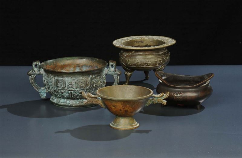 Lotto di quattro contenitori in bronzo di epoche varie  - Asta Arte Orientale - Cambi Casa d'Aste