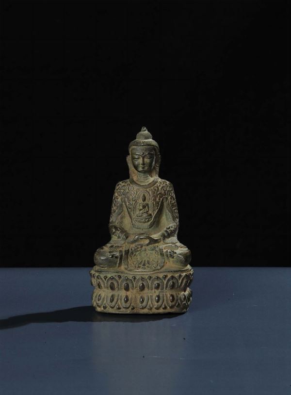 Buddha in bronzo seduto su doppio fior di loto, riferibile dinastia Qing (1644-1912)
