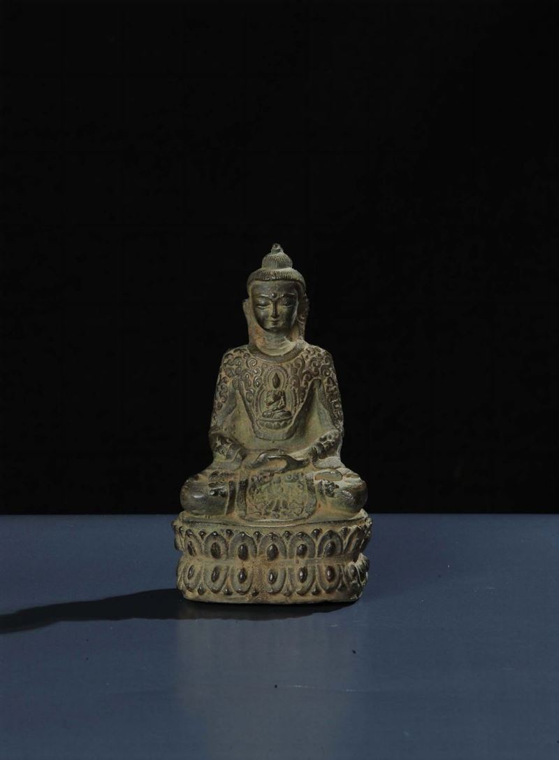 Buddha in bronzo seduto su doppio fior di loto, riferibile dinastia Qing (1644-1912)  - Asta Arte Orientale - Cambi Casa d'Aste