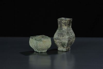 Lotto di Due Contenitori in Bronzo Riferibili Epoca Zhou ed Epoca Shang