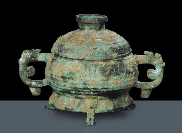 GUI contenitore con coperchio in bronzo tripode, riferibile dinastia Zhou Occidentali (1122-770 a.C.)