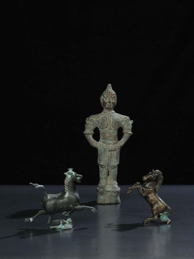 Lotto di Due Cavalli ed una Statuina in Bronzo, Cina
