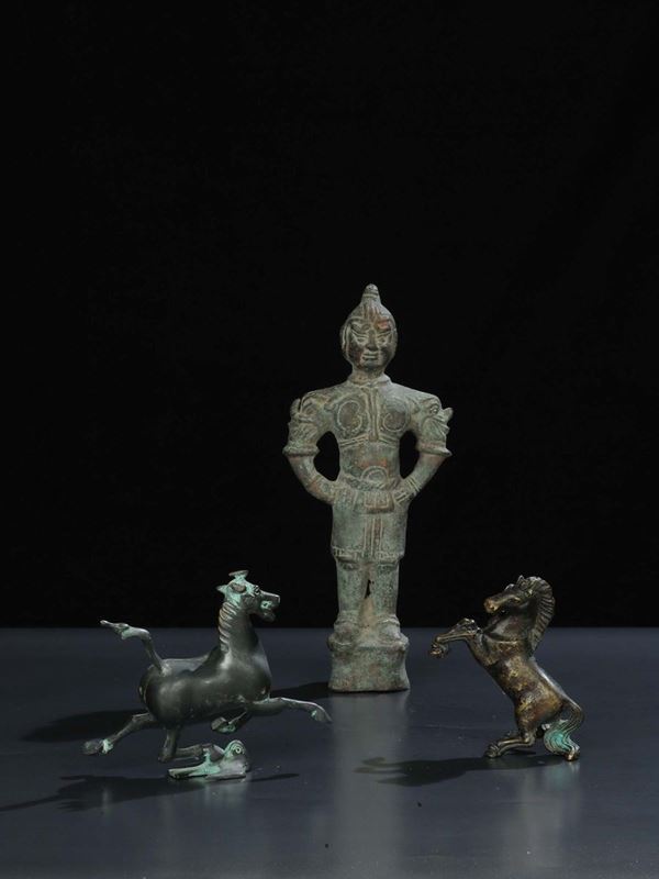 Lotto di due cavalli ed una statuina in bronzo, Cina