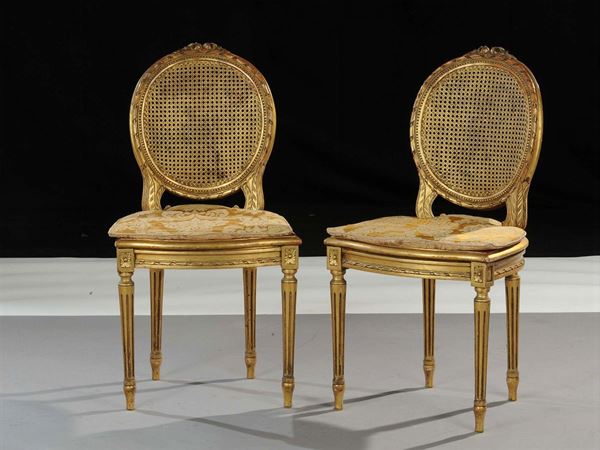 Coppia di sedie in stile Luigi XVI in legno dorato, XX secolo