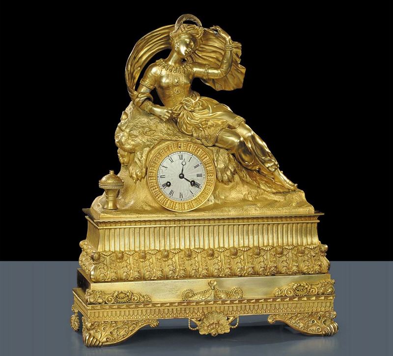 Orologio a pendolo da tavolo in bronzo dorato, Francia XIX secolo  - Asta Antiquariato e Dipinti Antichi - Cambi Casa d'Aste