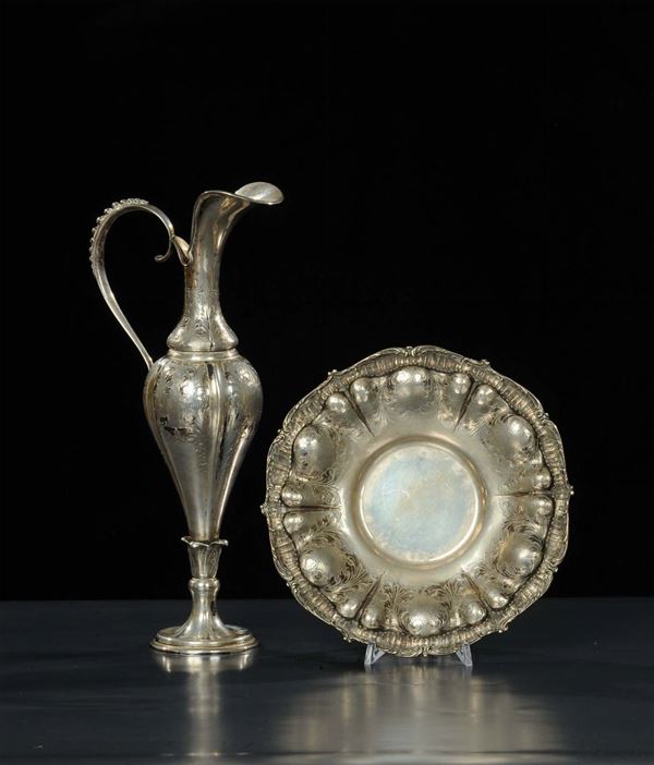 Brocca con sottopiatto in argento sbalzato, XX secolo