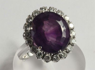 Anello con Ametista e Diamanti a Contorno