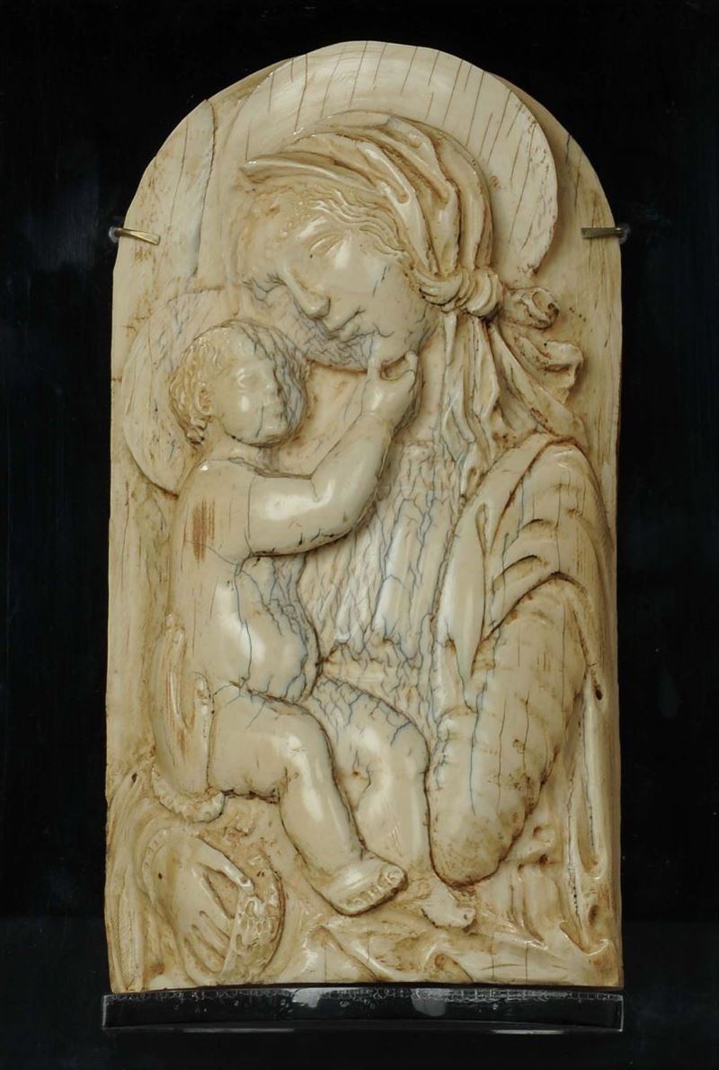 Placca in avorio raffigurante personaggio con coppa, XIX secolo  - Asta Antiquariato e Dipinti Antichi - Cambi Casa d'Aste