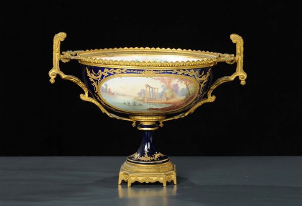 Coppa in porcellana di Sevres con bronzi dorati, XIX secolo