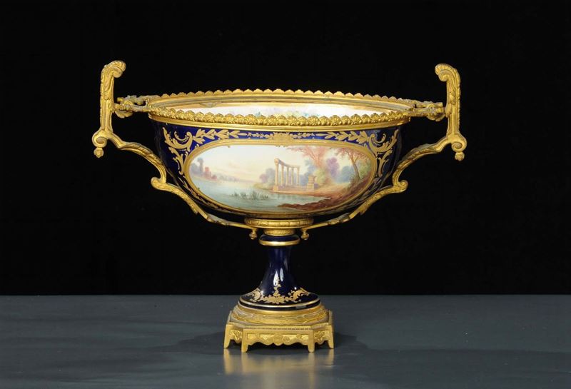 Coppa in porcellana di Sevres con bronzi dorati, XIX secolo  - Asta Antiquariato e Dipinti Antichi - Cambi Casa d'Aste