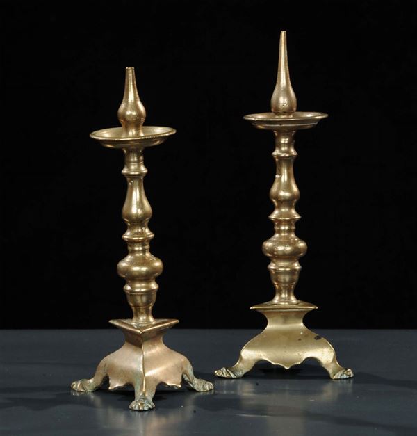 Coppia di candelieri in metallo argentato, XX secolo