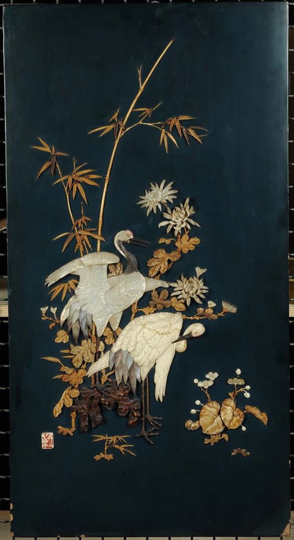 Coppia di pannelli con applicazioni in avorio e madreperla, Giappone XIX secolo
