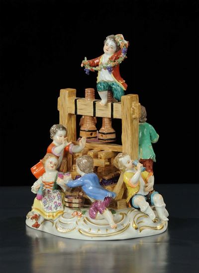 Gruppo in Porcellana Raffigurante Bambini al Torchio, Meissen XX Secolo