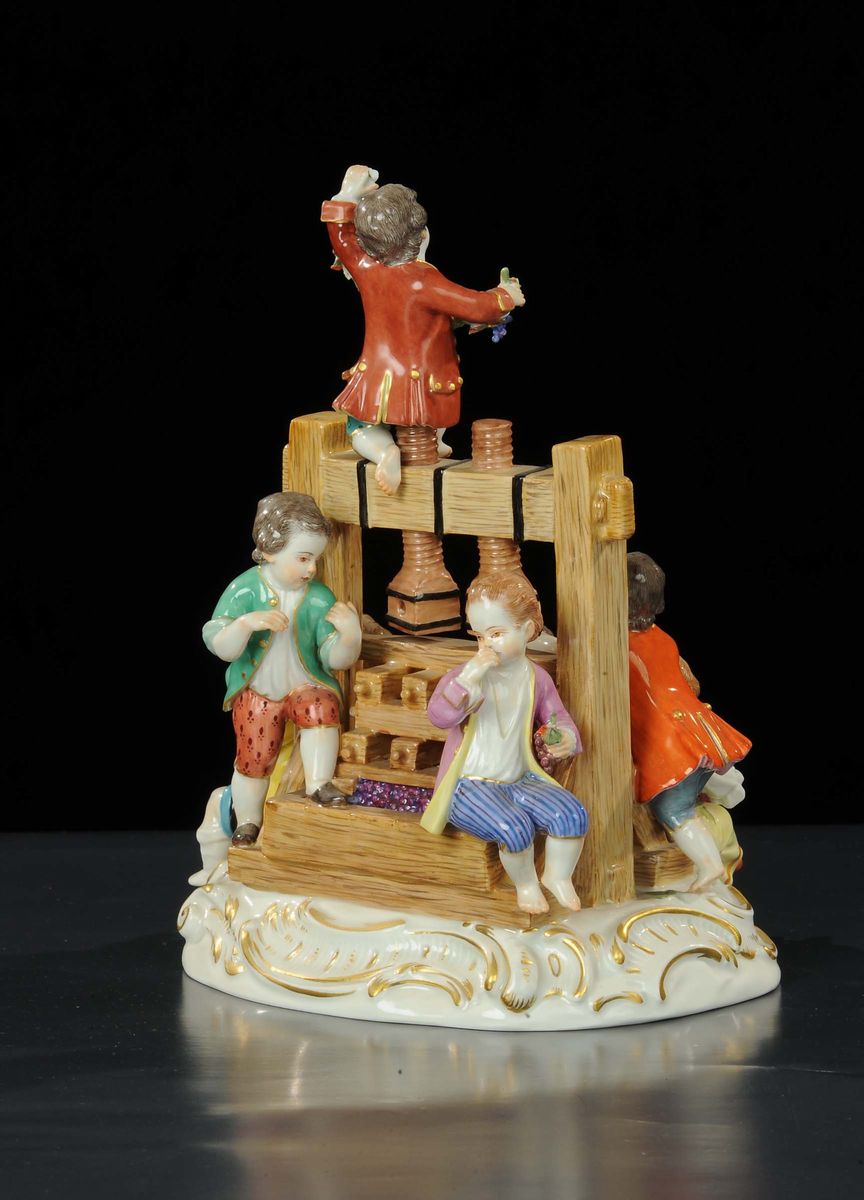 Gruppo in Porcellana Raffigurante Bambini al Torchio, Meissen XX Secolo