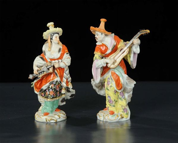 Coppia di satuine in porcellana raffiguranti suonatori orientali, Meissen XX secolo