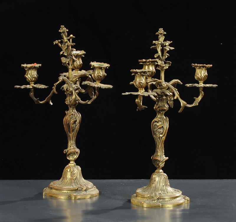 Coppia di candelieri in bronzo a tre fiamme, XX secolo  - Auction Antiquariato e Dipinti Antichi - Cambi Casa d'Aste