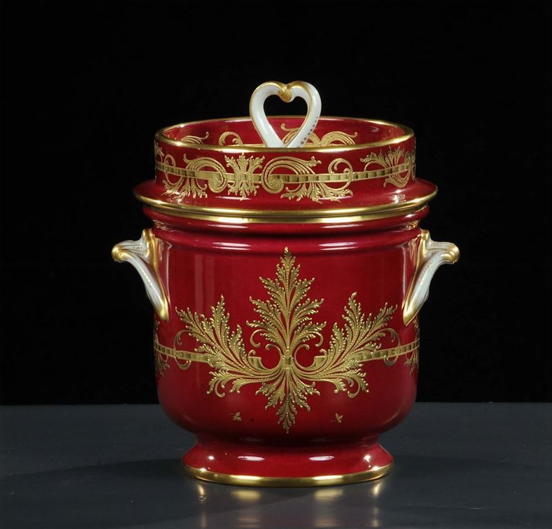 Cachepot in porcellana a fondo rosso, Francia XX secolo  - Auction Old Paintings and Furnitures - Cambi Casa d'Aste