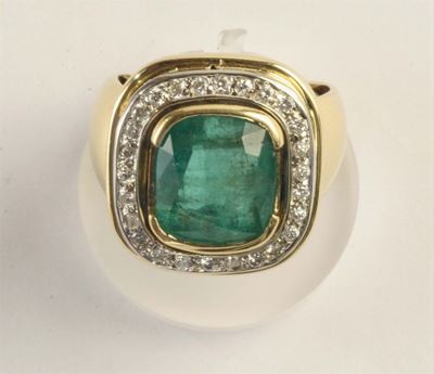 Anello con Smeraldo e Diamanti a Contorno