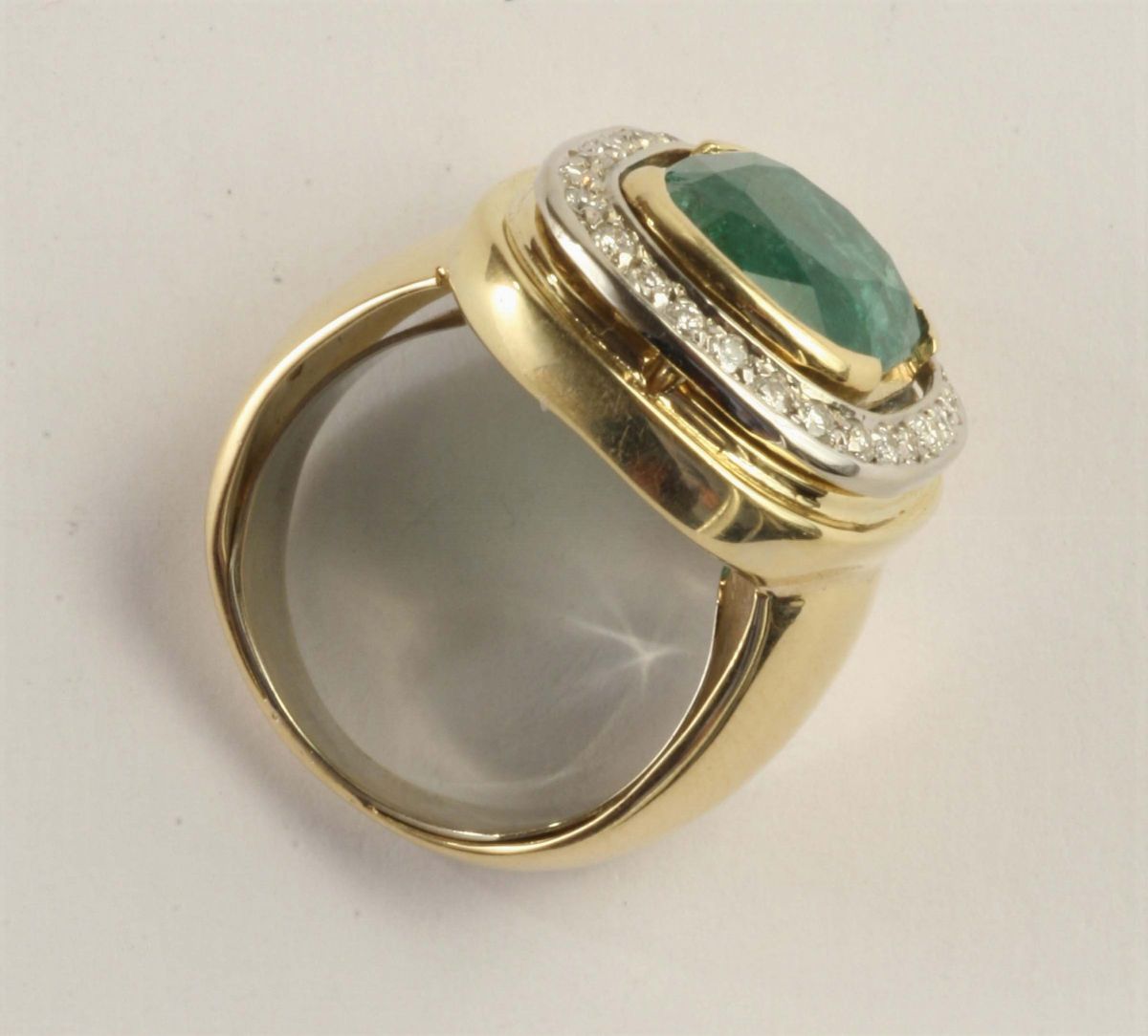 Anello con Smeraldo e Diamanti a Contorno