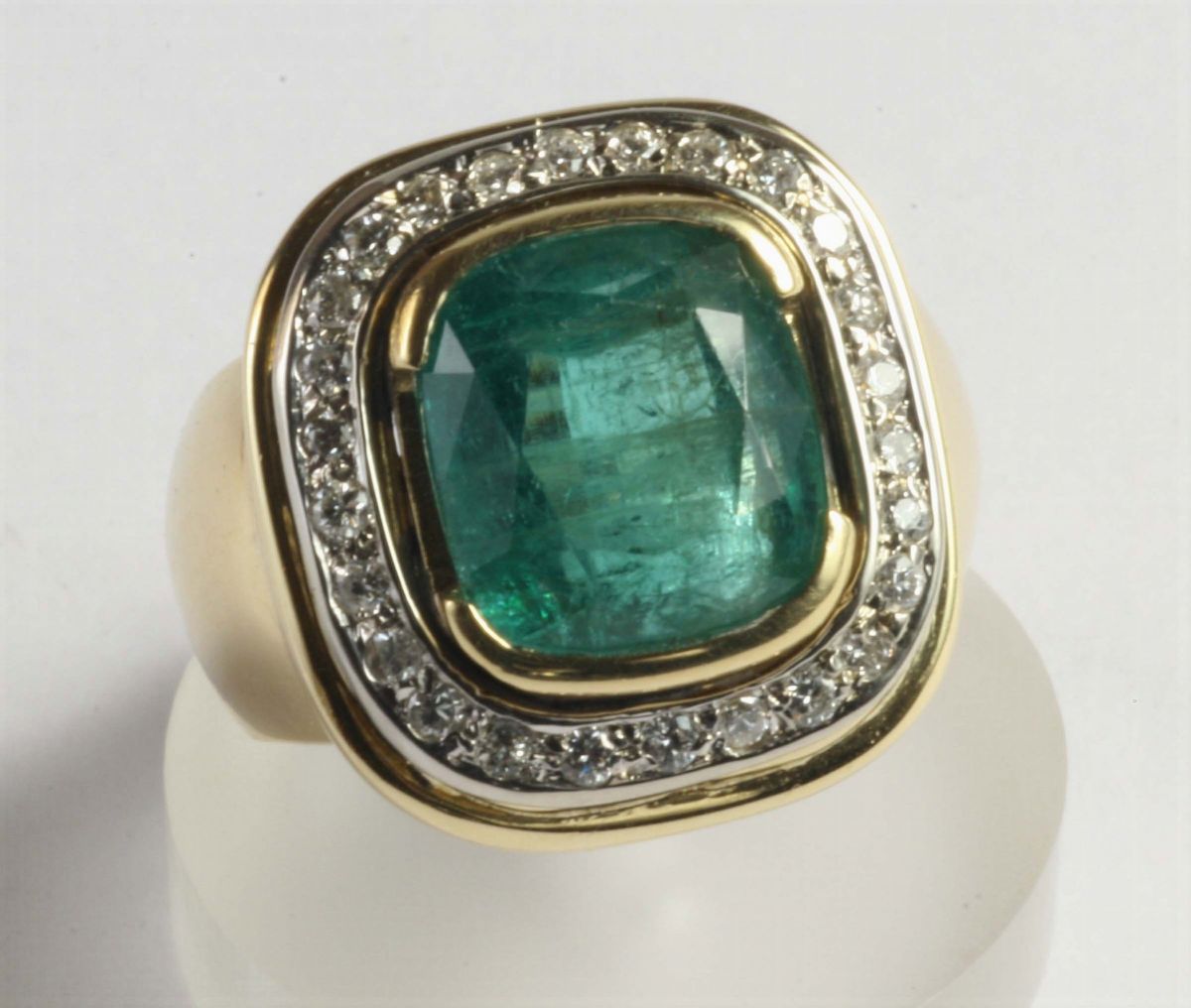 Anello con Smeraldo e Diamanti a Contorno