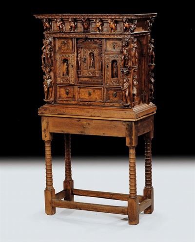 Monetiere in Noce Intagliato a Bambocci, XVIII Secolo