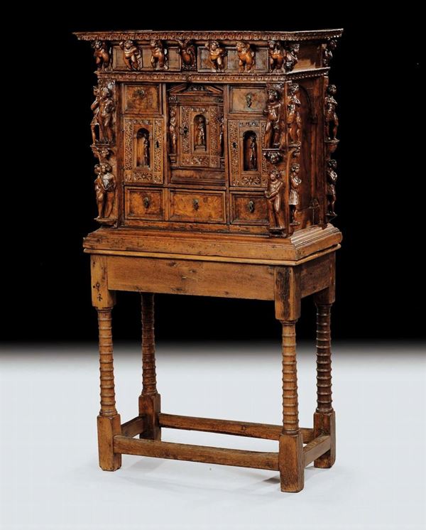 Monetiere in noce intagliato a bambocci, XVIII secolo