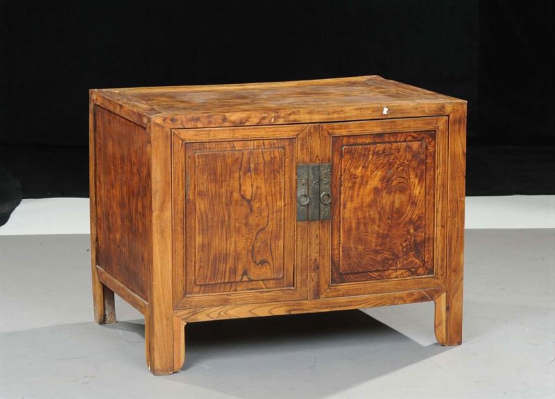 Credenzina a due ante in legno massello, Cina XX secolo  - Auction Oriental Art - Cambi Casa d'Aste