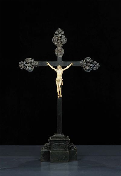 Crocifisso in Avorio su Croce con Canti in Argento, XIX Secolo
