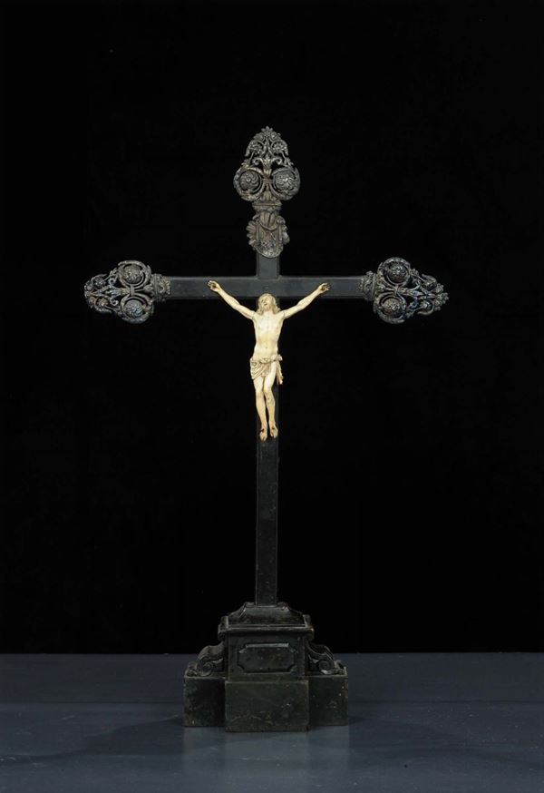 Crocifisso in avorio su croce con canti in argento, XIX secolo