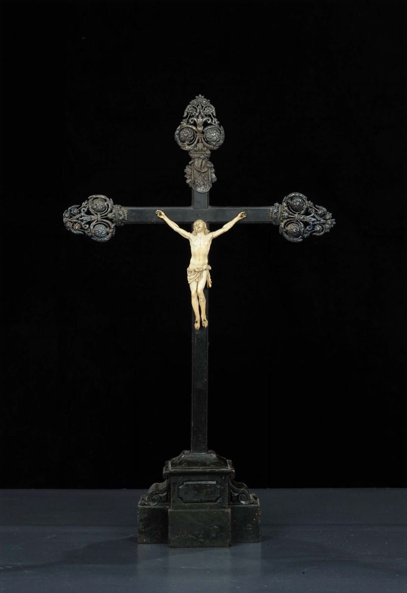 Crocifisso in avorio su croce con canti in argento, XIX secolo  - Asta Antiquariato e Dipinti Antichi - Cambi Casa d'Aste