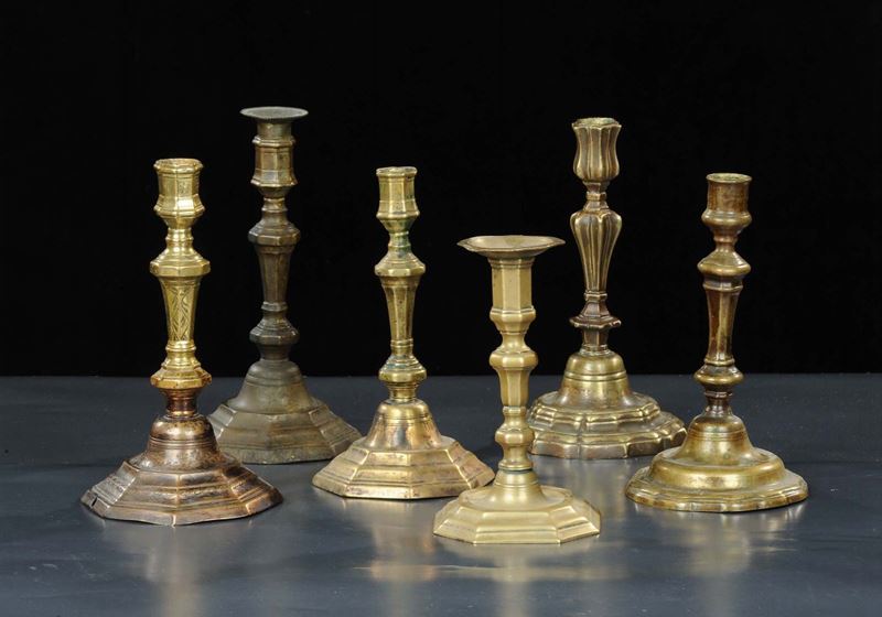 Sei candelabri differenti in bronzo brunito e dorato, XVIII secolo  - Auction Old Paintings and Furnitures - Cambi Casa d'Aste