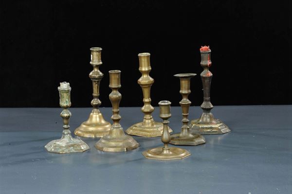 Sette candelabri differenti in bronzo brunito e dorato, XVIII secolo