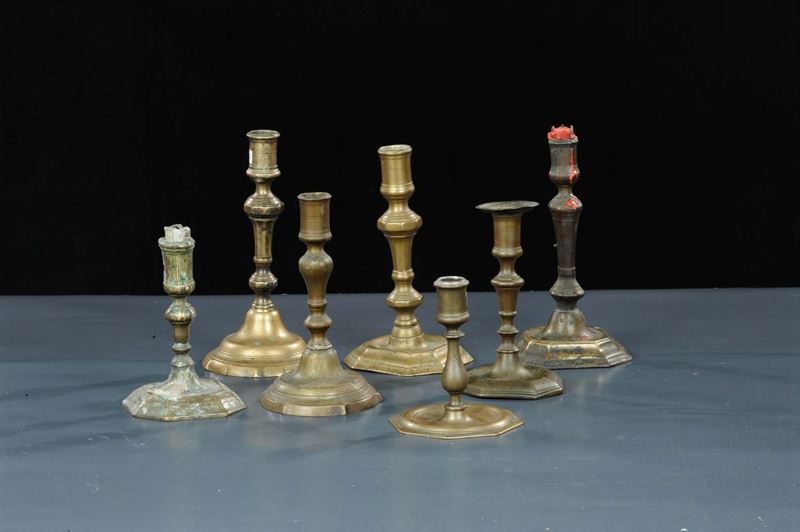 Sette candelabri differenti in bronzo brunito e dorato, XVIII secolo  - Asta Antiquariato e Dipinti Antichi - Cambi Casa d'Aste