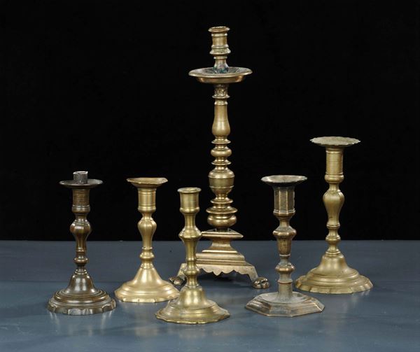Sei candelabri differenti in bronzo brunito e dorato, XVIII secolo