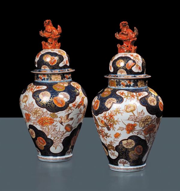Coppia di potiche Imari in porcellana, Giappone, XVIII secolo
