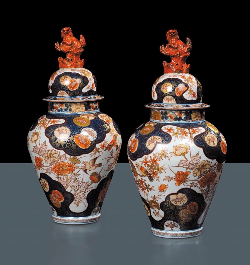 Coppia di potiche Imari in porcellana, Giappone, XVIII secolo  - Asta Arte Orientale - Cambi Casa d'Aste