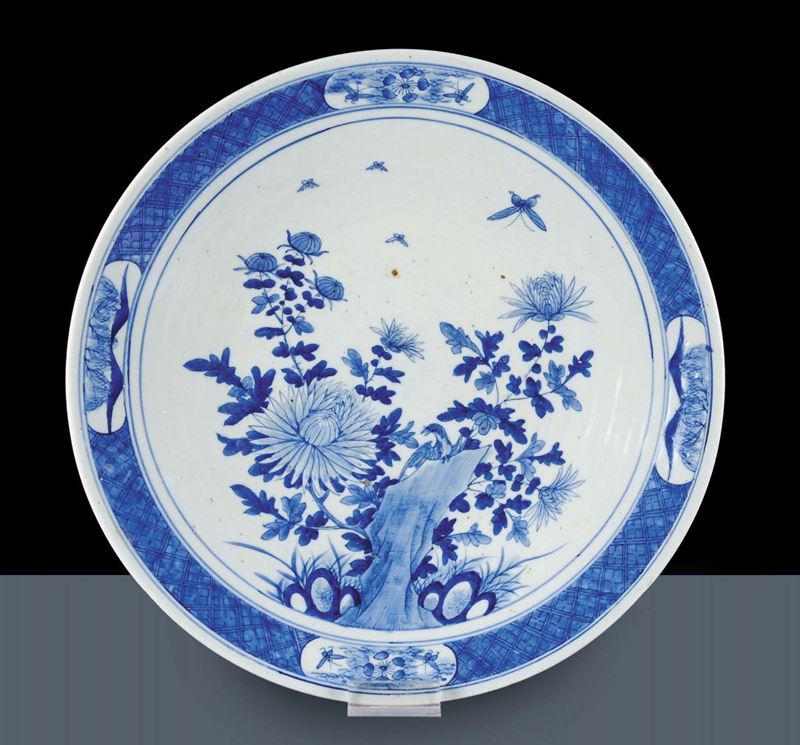 Piatto in porcellana, Cina XVIII secolo  - Asta Arte Orientale - Cambi Casa d'Aste