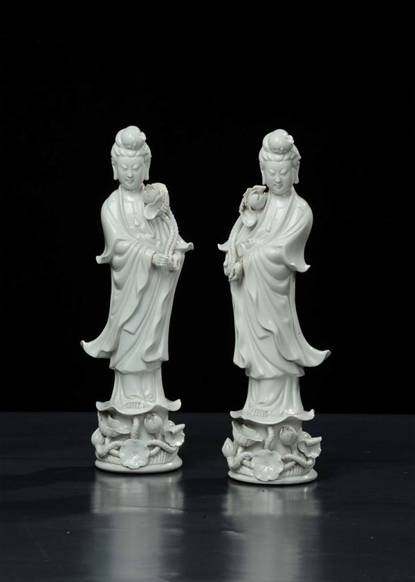 Coppia di statue in porcellana bianca, Cina XX secolo