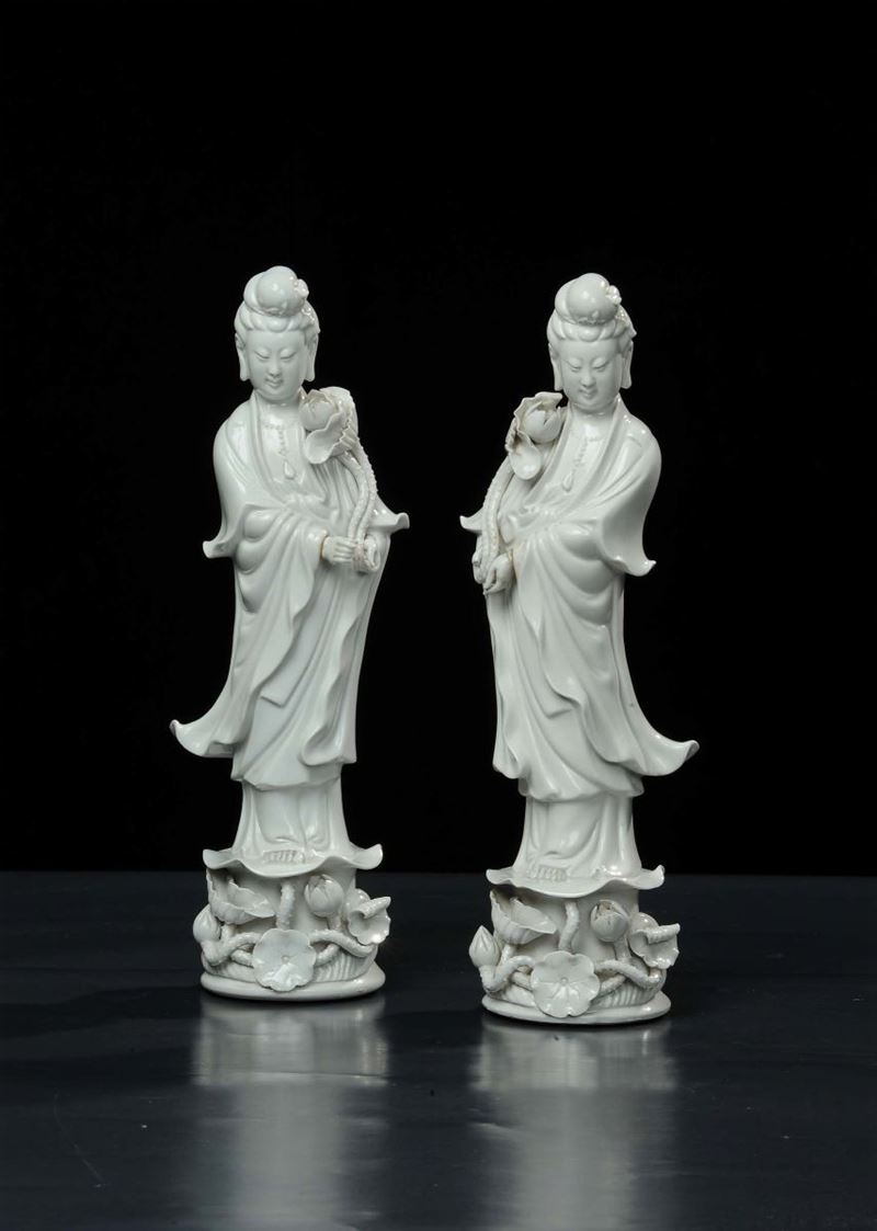 Coppia di statue in porcellana bianca, Cina XX secolo  - Asta Arte Orientale - Cambi Casa d'Aste