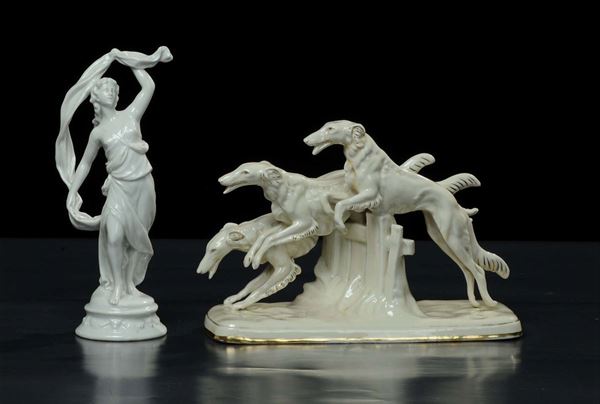 Due statue in porcellana bianca raffiguranti gruppo di cani e figura mitologica, XX secolo