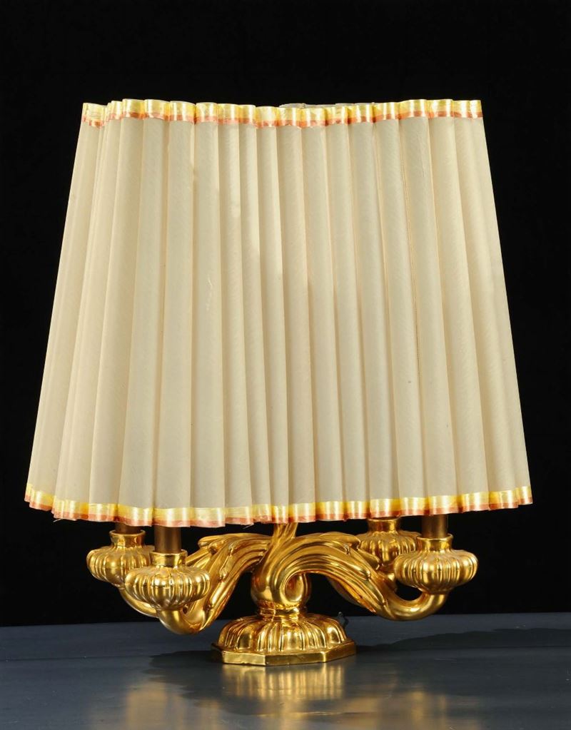 CacciapuotiLampada in porcellana dorata  - Auction Arti Decorative del XX secolo e Design - Cambi Casa d'Aste