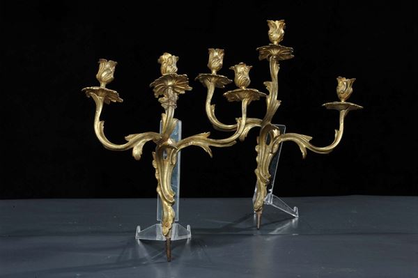 Coppia di appliques a tre luci in metallo dorato, XIX secolo