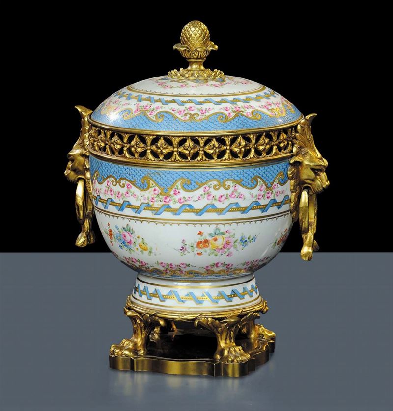 Vaso in porcellana e bronzo dorato, Francia XIX secolo  - Asta Antiquariato e Dipinti Antichi - Cambi Casa d'Aste
