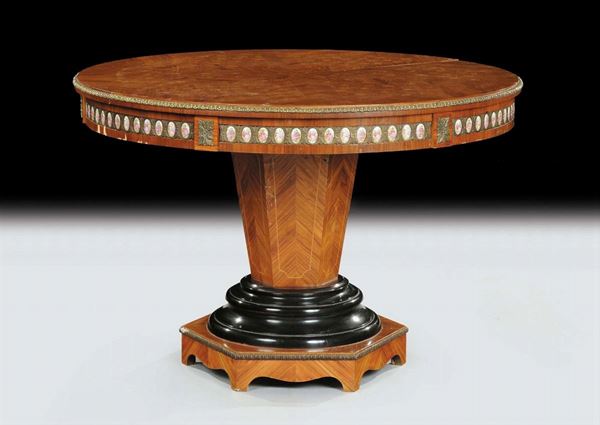 Tavolo allungabile circolare con piano intarsiato, XX secolo