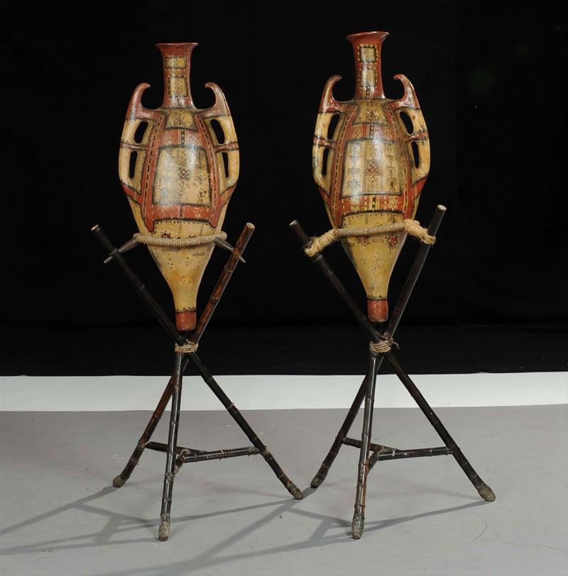 Due anfore biansate policrome su basi tripodi in bamb, XX secolo  - Auction Old Paintings and Furnitures - Cambi Casa d'Aste