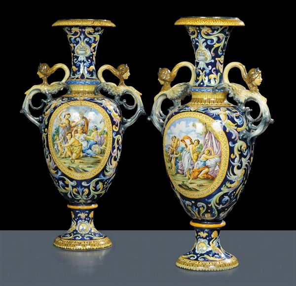 Coppia di vasi in ceramica policroma a fondo blu, XIX secolo