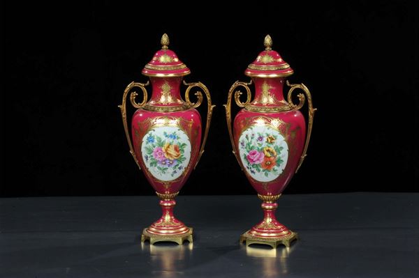 Coppia di vasi biansati in ceramica di Sevres, XIX secolo